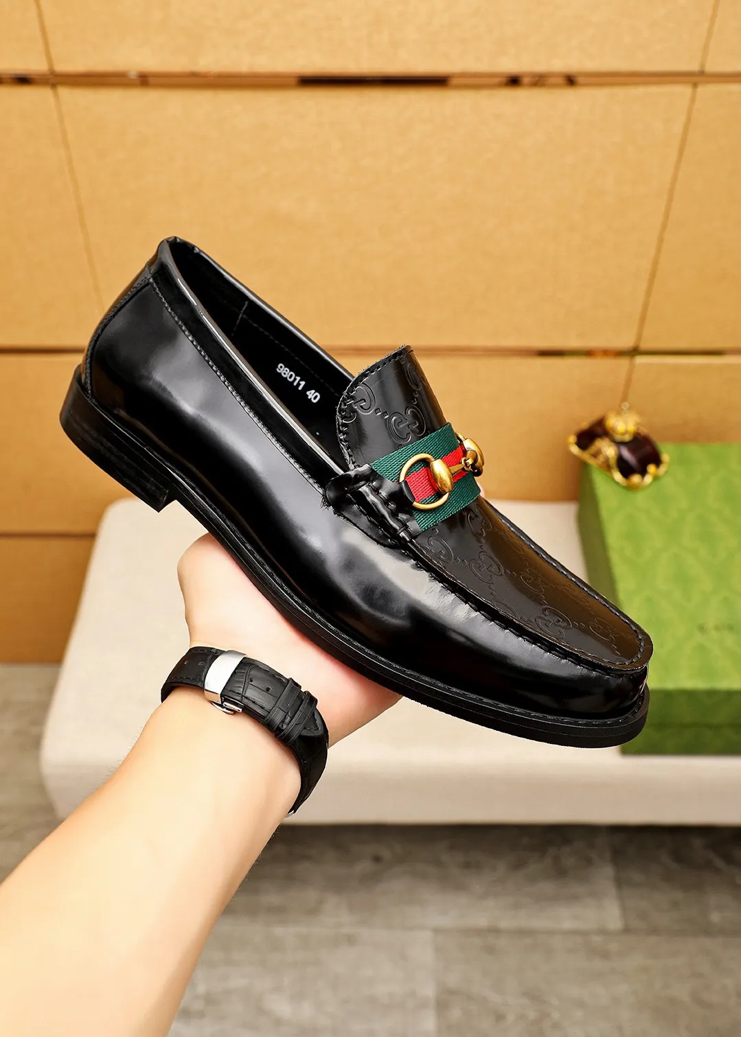 Men's shoes 💰460 💐 Product trademark: GUCCI "Gucci" casual leather shoes Regular size: 38-44 (45🉑️customized) Product materials: Selected imported first-layer open-edge beaded cowhide leather upper + luxury hardware buckle, imported water-dyed cowhide leather lining. Strong three-dimensional visual effect, original combination outsole Color: 5⃣️colors available